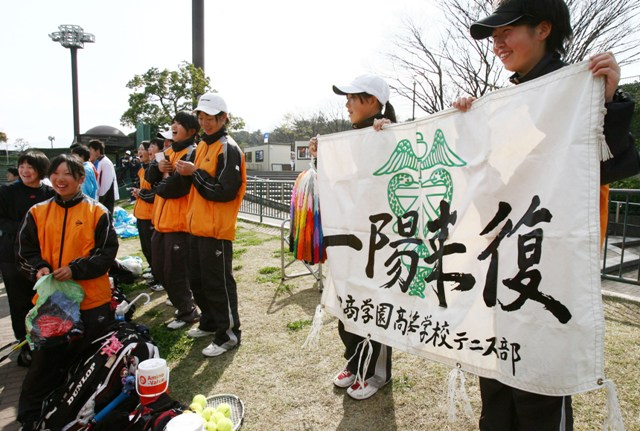 11HRAD0026.JPG - 【柳川対静岡市立】力強いプレーを見せ、準々決勝に進出した柳川の角田・千葉組（福岡市博多区の博多の森テニス競技場で）