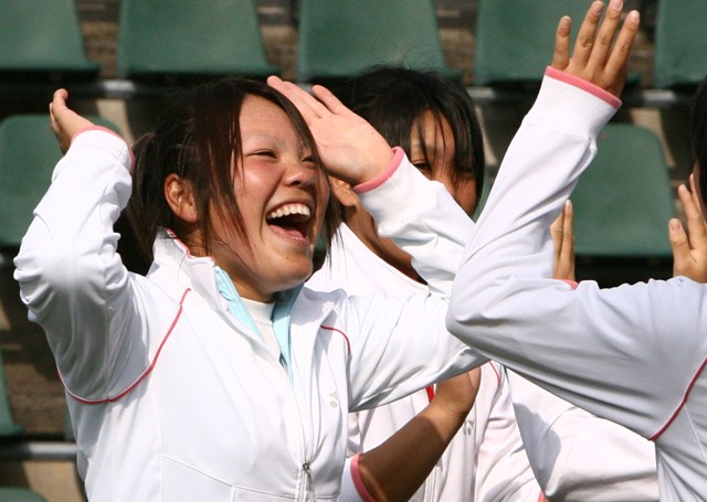 1ADAM0026.JPG - 勝利を信じ、試合前にハイタッチ（23日午前９時６分、福岡市博多区の博多の森テニス競技場で）∥足立浩史撮影