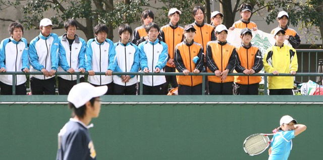 1ADAM0055.JPG - 勝利を信じ、試合前にハイタッチ（24日午前９時50分、福岡市博多区の博多の森テニス競技場で）∥足立浩史撮影