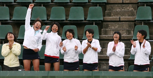 1ADAM0074.JPG - チーム一丸となって試合を応援（23日午前９時13分、福岡市博多区の博多の森テニス競技場で）∥足立浩史撮影