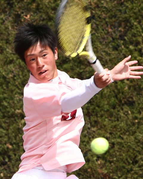 1HRAD0604.JPG - 男子個人戦で優勝した四日市工の遠藤（福岡県志免町の九州国際テニスクラブで）∥足立浩史撮影