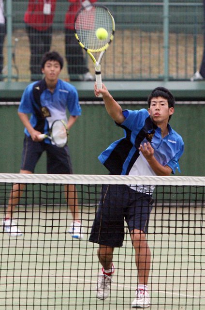 1ICHI1723.JPG - 息のあったプレーを見せる佐土原の小村・田口組（福岡市博多区の博多の森テニス競技場で）