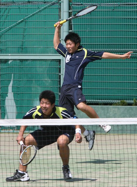 1ICH_5322.JPG - 【龍谷対秀明英光】機敏な動きで龍谷を破った秀明英光の鈴木（奥）、小堺組（福岡市博多区の博多の森テニス競技場で）∥大原一郎撮影