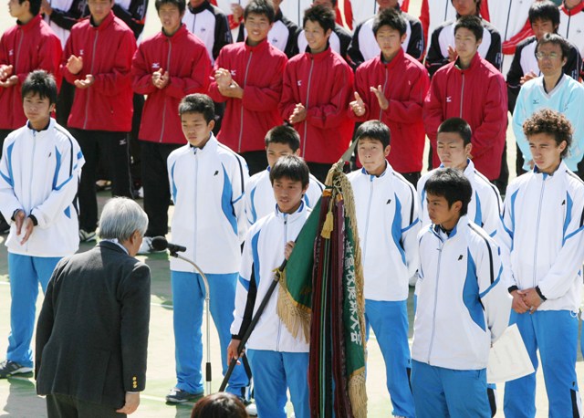 1ICH_7572.JPG - 表彰式で優勝旗を受け取る男子団体優勝の湘南工大付の選手たち（26日午後２時37分、福岡市博多区の博多の森テニス競技場で）∥大原一郎撮影