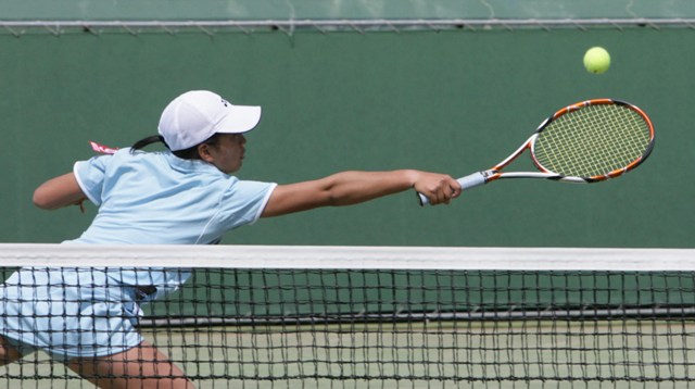 1MN1_7254.JPG - チーム一丸となって試合を応援（23日午後１時５分、福岡市博多区の博多の森テニス競技場で）∥足立浩史撮影