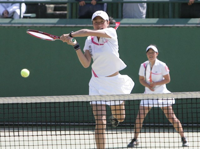 1MN_29534.JPG - 【園田学園対仁愛女】５年ぶり１１度目の優勝を決めた園田学園・第２ダブルスの村上（左）、大塚菜組（福岡市博多区の博多の森テニス競技場で）