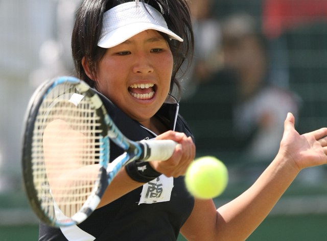 1TAM26156.JPG - 【華頂女対宮崎商】劣勢を跳ね返し、逆転で勝利をつかんだ宮崎商・第３シングルスの大塚（福岡市博多区の博多の森テニス競技場で）∥横山就平撮影