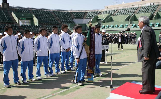 1_9322.JPG - 表彰式で優勝旗を受け取る湘南工大付の選手ら（福岡市博多区の博多の森テニス競技場で）