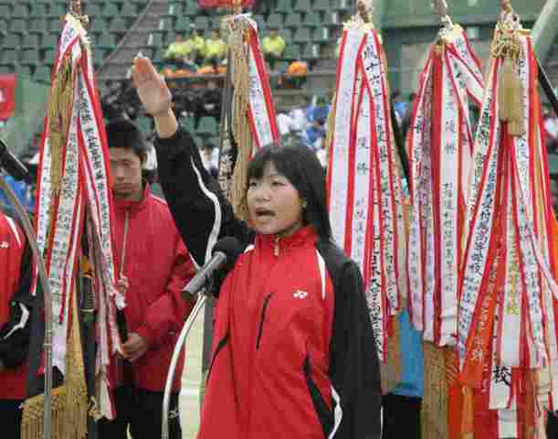 MN1_4497.JPG - 選手宣誓する小豆島の大山まどか主将（21日午後２時30分、福岡市博多区の博多の森テニス競技場で）∥長沖真未撮影