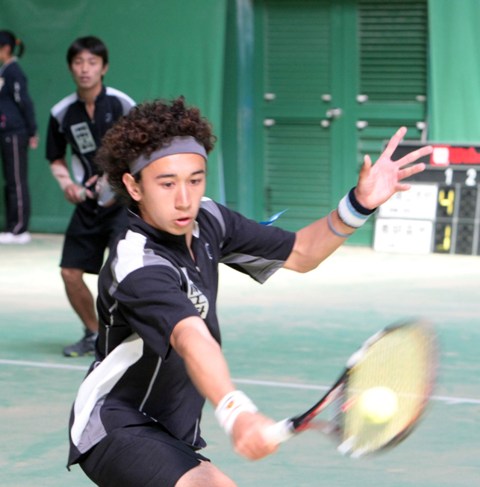 YOKO6933.JPG - 【湘南工大付対秀明英光】気迫あふれるプレーで優勝を手にした湘南工大付のヘルナンデス（手前）・古橋組（26日午前10時３分、福岡市博多区の博多の森テニス競技場で）∥横山就平撮影