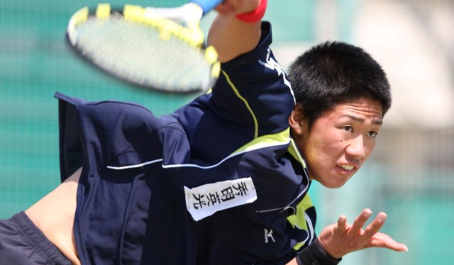 kae1KYO13567.jpg - 勝利を信じ、試合前にハイタッチ（24日午後１時４分、福岡市博多区の博多の森テニス競技場で）∥足立浩史撮影