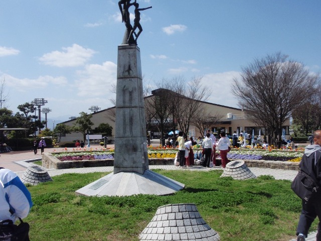 32_3_21_08.JPG - 会場入り口より　花がきれいに咲いています