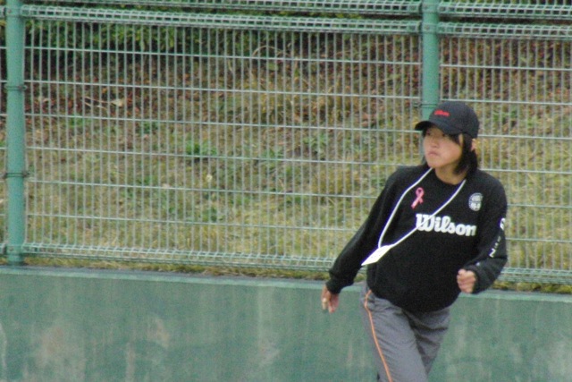 32_3_23_20.JPG - きびきびした審判員