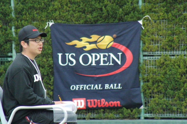 32_3_23_22.JPG - きびきびした審判員