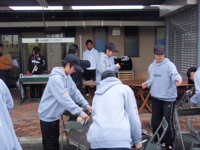 32_3_24_15.JPG - 個人戦会場設営。個人戦の補助員は，団体に男女で出場した地元折尾愛真高校の皆さんに，毎年お願いしています。