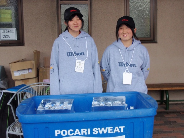 32_3_24_16.JPG - ドリンク係。個人戦の補助員は，団体に男女で出場した地元折尾愛真高校の皆さんに，毎年お願いしています。