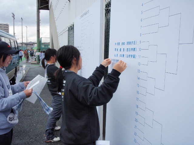 32_3_24_17.JPG - 個人戦の補助員は，団体に男女で出場した地元折尾愛真高校の皆さんに，毎年お願いしています。