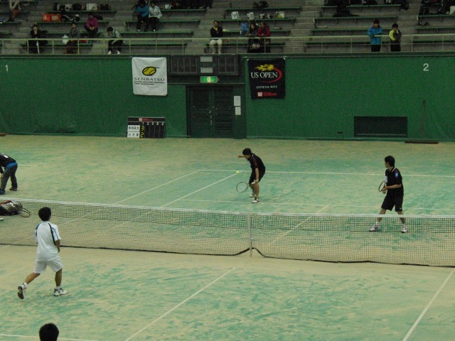 32_3_24_37.JPG - 熱戦の様子（3回戦）。悪天のため8ゲームで行われました。