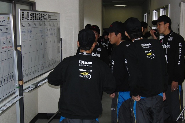 32_3_24_50.JPG - 補助員たちの仕事の様子