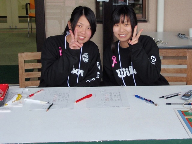 32_3_24_52.JPG - 個人戦の補助員は，団体に男女で出場した地元折尾愛真高校の皆さんに，毎年お願いしています。