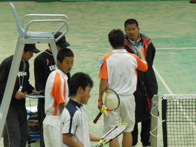 32_3_24_61.JPG - 熱戦の様子（3回戦）。悪天のため8ゲームで行われました。