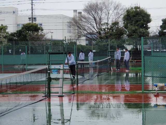 32_3_25_20.JPG - てきぱきと仕事をする補助員