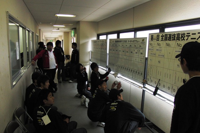 32_3_25_31.JPG - てきぱきと仕事をする補助員