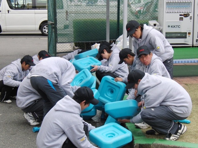 32_3_27_197.JPG - 補助員最後の後片付け。