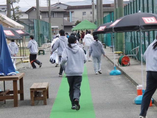 32_3_27_198.JPG - 補助員最後の後片付け。